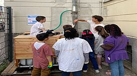 Schülerinnen und Schüler der Wedding-Schule erfahren, wie man Regenwasser nutzt und ressourcenbewusst denkt. (Bild: AG Urban)