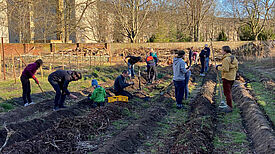 Bei einem Mitmachtag im März 2022 gärtnerten Kinder im ElisaBeet. (Bild: himmelbeet gGmbH)