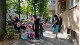 Bunte Flohmarktstände beim Maimarkt im Jahr 2018. Bild: QM Auguste-Viktoria-Allee