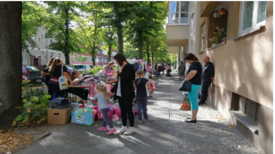 Bunte Flohmarktstände beim Maimarkt im Jahr 2018. Bild: QM Auguste-Viktoria-Allee