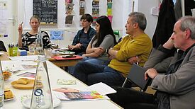 Die Quartiersratsmitglieder beraten über neue Projekte und informieren sich über den Stand in den laufenden Projekten.  (Bild: QM Donaustraße Nord)