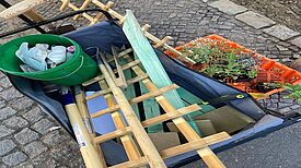 Alles ist bereit, um die Baumscheiben zu bepflanzen. (Bild: Johanna Sünnemann)