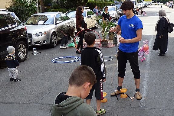 Bildbeschreibung: Die Kinder können sich auf der Straße frei bewegen und neue Spiele ausprobieren. Bild: QM Wassertorplatz