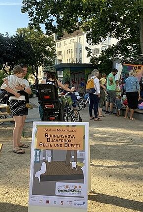 Die Anwohnenden ließen es sich nehmen, die neuen Spielgeräte und Möbelstücke auszuprobieren. Bild: QM Soldiner Straße