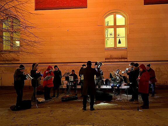 Bei den Angeboten der lebendigen Adventskalender können die Anwohnenden der QM-Gebiete Moabit-Ost und Letteplatz eine feierliche Adventszeit verbringen. (Bild: QM Letteplatz)