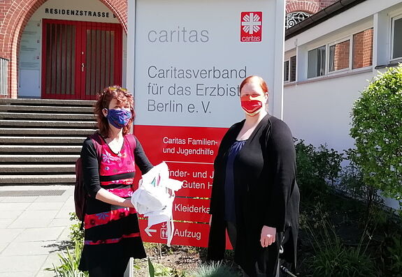 Übergabe der Mundschutzmasken an Caritas. Bild: Agentur SmArt