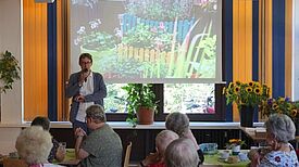 Jochen Biedermann, Bezirksstadtrat für Stadtentwicklung, Umwelt und Verkehr, gab die Platzierungen bekannt und überreichte die Preise. (Bild: H. Heiland)
