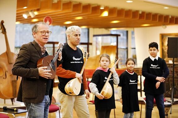 Sven Tjaben und Renas Ibrahim (v.l.) begleiten die drei Schulkinder Lena, Rodaina und Mohamed bei ihrem Auftritt im Musikinstrumenten-Museum Berlin. (Bild: Christian von Polentz)