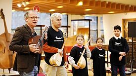 Sven Tjaben und Renas Ibrahim (v.l.) begleiten die drei Schulkinder Lena, Rodaina und Mohamed bei ihrem Auftritt im Musikinstrumenten-Museum Berlin. (Bild: Christian von Polentz)