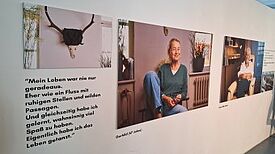 An einer Wand sind große Portraits sowie Zitate der Seniorinnen zu sehen. 