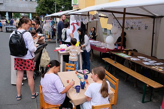 Kreative Bastel- und Malaktionen für Kinder lockten viele kleine Besucherinnen und Besucher an die Stände auf der gesperrten Wassertorstraße. (Bild: QM Wassertorplatz)
