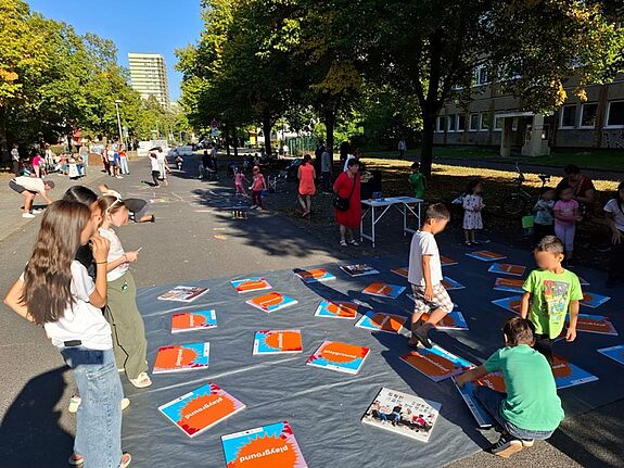 Das XXL-Memory, das als Teil des Projekts „playground – er wird weitergespielt“ kann zukünftig beim Puppentheater im QM-Gebiet Boulevard Kastanienallee ausgeliehen werden. (Bild: QM Boulevard Kastanienallee)
