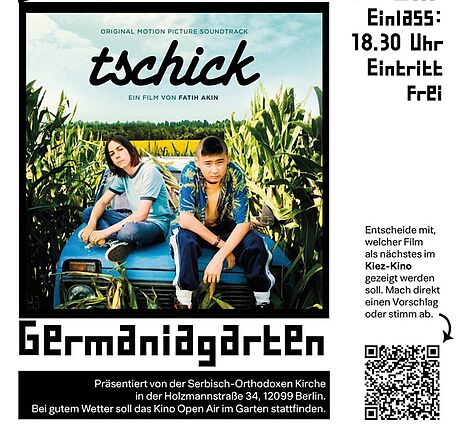 Das Filmplakat zeigt zwei Jungs, die in einem Maisfeld auf einer Motorhaube sitzen und in die Kamera schauen. 