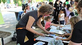 Svenja Claussen, Leiterin der Schulbibliothek der Eduard-Mörike-Grundschule, hatte beim Sammeln der selbstgemalten Comics alle Hände voll zu tun. (Bild: QM Harzer Straße)