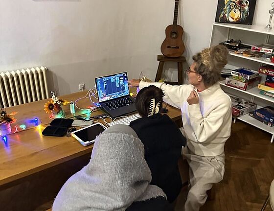 Eine Medienpädagogin erklärt zwei Jugendlichen am Laptop Videoschnitt im Projekt „Social Media & Me“.