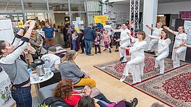 Die Besucherinnen und Besucher des 8. Bürgerforums im Falkenhagener Feld sahen viel Kultur und zahlreiche Projekte aus ihrer Nachbarschaft. Bild: Ralf Salecker