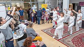 Die Besucherinnen und Besucher des 8. Bürgerforums im Falkenhagener Feld sahen viel Kultur und zahlreiche Projekte aus ihrer Nachbarschaft. Bild: Ralf Salecker