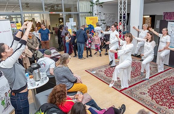 Die Besucherinnen und Besucher des 8. Bürgerforums im Falkenhagener Feld sahen viel Kultur und zahlreiche Projekte aus ihrer Nachbarschaft. Bild: Ralf Salecker