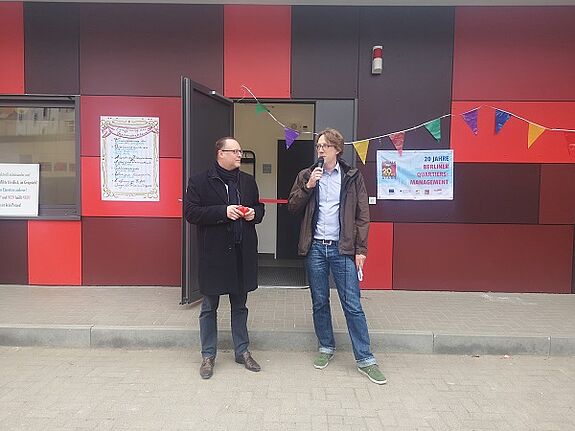 Falko Liecke (Stadtrat für Jugend) und Jochen Biedermann (Stadtrat für Stadtentwicklung), eröffneten das neue Gemeinschaftshaus. Foto: QM Richardplatz Süd