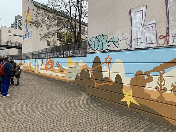 Getreu dem Namen der Galilei-Grundschule bilden die Zeichnungen Motive aus dem Weltall ab. (Bild: QM Mehringplatz)