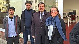 Senator Andreas Geisel (2.v.r.) mit dem Team des Quartiersmanagements  Foto: QM Auguste-Viktoria-Allee