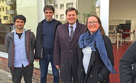 Senator Andreas Geisel (2.v.r.) mit dem Team des Quartiersmanagements  Foto: QM Auguste-Viktoria-Allee
