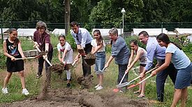 Gemeinsame Sache: Der erste Spatenstich zum neuen Nachbarschaftshaus. Foto: QM Körnerpark / Astrid Tag