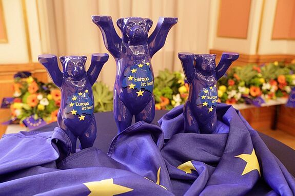 Der Blaue Bär ehrt jährlich bürgerschaftliches Europa-Engagement. Bild: Senatsverwaltung für Kultur und Europa 