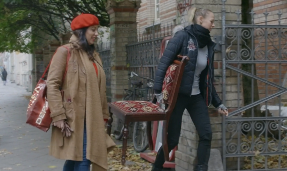 Mit einem alten Stuhl zieht die Quartiersmanagerin Candy Hartmann durch den Kiez und lässt alle QM-Mitwirkenden Platz nehmen und zu Wort kommen. Bild: Screenshot Film