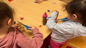 Die Kinder der Kita Schönwalder Straße waren mit großem Ehrgeiz beim Workshop dabei und lernten die Welt der Musik kennen. (Bildquelle: Julia Six)