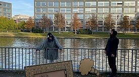 Die Kunstschaffenden Pia und Baris bei ihrer „Performance an einem Metallobjekt am Ufer“ (Bild: QM Beusselstraße)