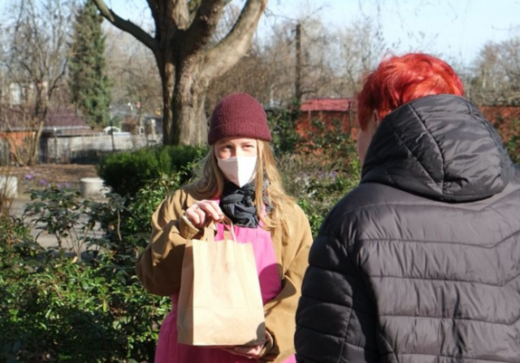 Am 10. März 2021 verteilte „RESTLOS GLÜCKLICH“ Überraschungstüten mit Lebensmitteln und Rezepten an die Anwohnenden der Weißen Siedlung. Foto: QM Weiße Siedlung