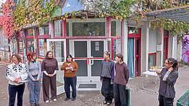 Eine Gruppe von Mädchen und Frauen steht vor dem MaDonna-Mädchentreff