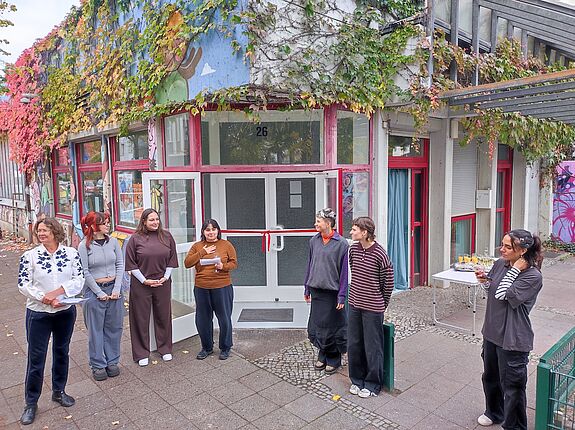 Eine Gruppe von Mädchen und Frauen steht vor dem MaDonna-Mädchentreff