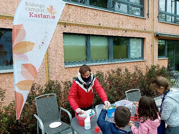Am Stand der Lernwerkstatt der Mozart-Grundschule in Kooperation mit dem Bildungscampus Kastanie machten Kinder naturwissenschaftliche Experimente mit Farbverfärbungen im Reagenzglas. (Bild: Julian Krischan)