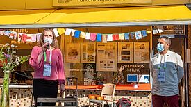 Susen Engel (links) vom QM-Team begrüßte zur Eröffnungsfeier viele Nachbarinnen und Nachbarn sowie Kooperationspartner. (Bild: Ralf Salecker)