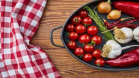 In dem Rezeptbuch gibt es viel zu erzählen: von der Herkunft der Nachbarschaftsgerichte bis hin zu Tipps und Tricks für eine nachhaltige Ernährung. (Bild: Engin Akyurt/pexels)