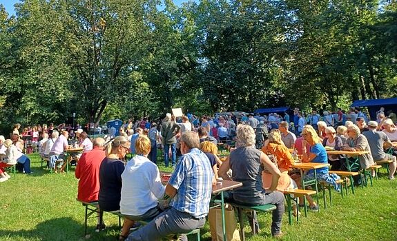 Etwa 500 Menschen feierten gemeinsam das Erntedankfest im Volkspark Lichtenrade. (Bild: QM Nahariyastraße)