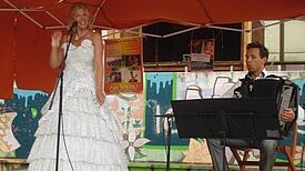 Konzert auf dem Barnimplatz: Sopranistin Ute Beckert und Maxim Chagaev am Bajan. Bild: QM Marzahn NordWest