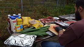 Während der Grill glühte, wurde beim Sportsommerfest des Furkan e.V. fleißig schnippelnd für Nachschub gesorgt. (Bild: QM Glasower Straße)