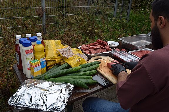 Während der Grill glühte, wurde beim Sportsommerfest des Furkan e.V. fleißig schnippelnd für Nachschub gesorgt. (Bild: QM Glasower Straße)