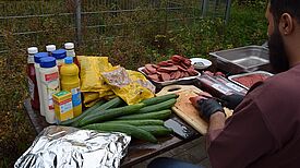 Während der Grill glühte, wurde beim Sportsommerfest des Furkan e.V. fleißig schnippelnd für Nachschub gesorgt. (Bild: QM Glasower Straße)