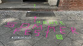 Beim Sommerfest des Projektes „Kulturbrücke Jugenddemokratie“ bekamen Interessierte einen Einblick und konnten selbst kreativ werden. (Bild: MTS Social Design)