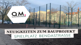 Auf einem Bild des Bolzplatzes werden mit einer Überschrift Neuigkeiten zum Bauvorhaben Spielplatz Bendastraße angekündigt.  