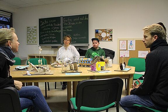 Bunte Spielgeräte-Modelle sind auf dem Tisch ausgestellt. Foto: M. Hühn