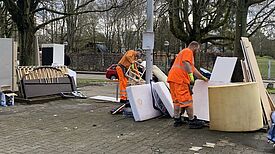 Die Mitarbeitenden der Berliner Stadtreinigung hatten zu Beginn sehr viel zu tun: gegen 13:30 Uhr war der große Sperrmüllberg aber bereits abgetragen. (Bild: QM Nahariyastraße)