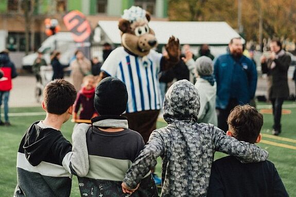 Herthinho, das Maskottchen des Fußballvereins Hertha BSC Berlin, sorgte für gute Stimmung bei allen Anwesenden. (Bild: Amandla gGmbH)