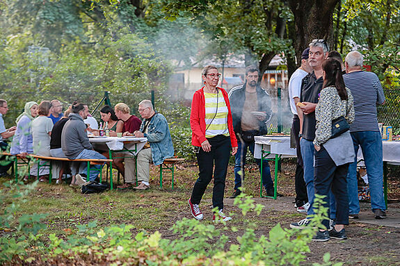 Die Aktiven im Auguste-Viktoria-Kiez konnten sich auf dem Fest bei gutem Essen und Musik austauschen. (Bild: Antonia Richter)