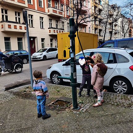 An der Wasserpumpe musste jedes Kind einen Becher befüllen. (Bild: Birgit Leiß)