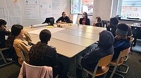 Gemeinsam suchten die Kinder und Jugendlichen in den Workshops nach Ideen für den Palästina Jugendclub. (Bild: Karame e.V.)